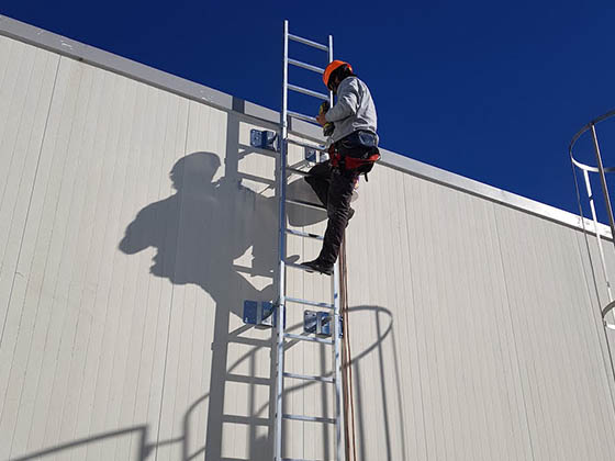 Instalación de escaleras - Trabajos Verticales Sevilla - Telf: